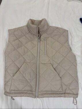 Zella Quilted Puffer Vest in Light Beige/Cream